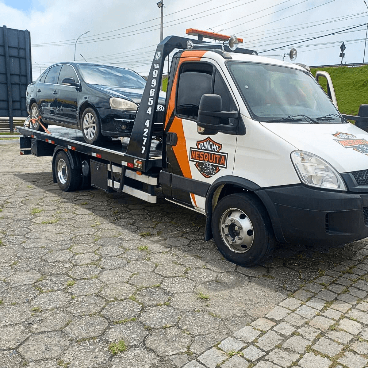 Transporte de veículo de passeio sobre guincho plataforma na região da Grande Florianópolis.
