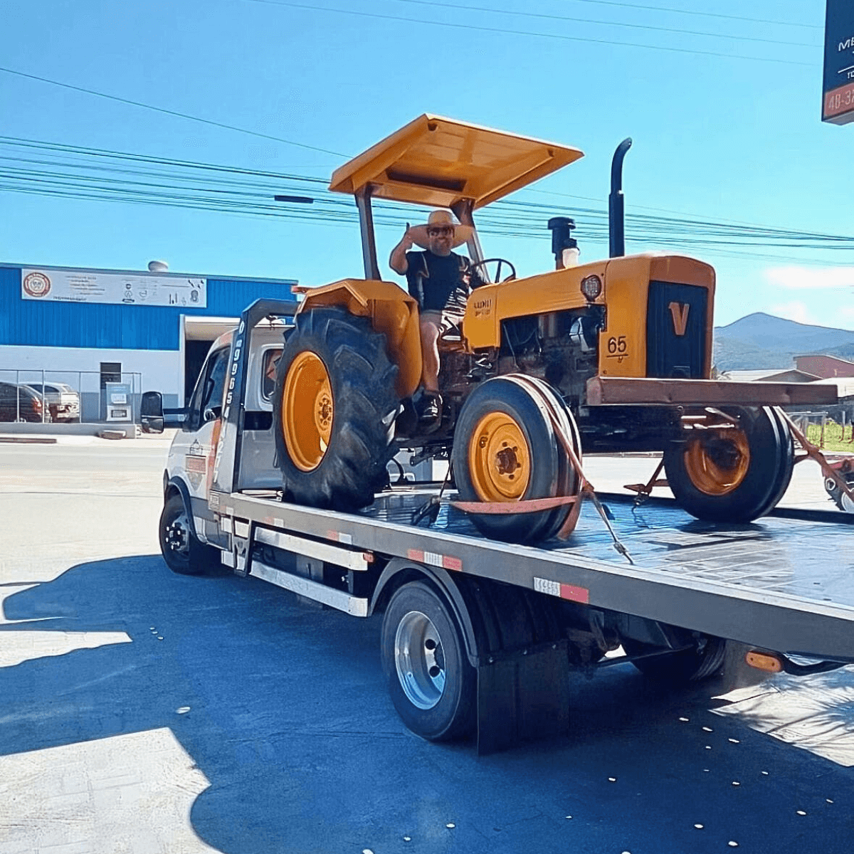 Transporte especializado de máquinas pesadas e tratores agrícolas com guincho em Palhoça.