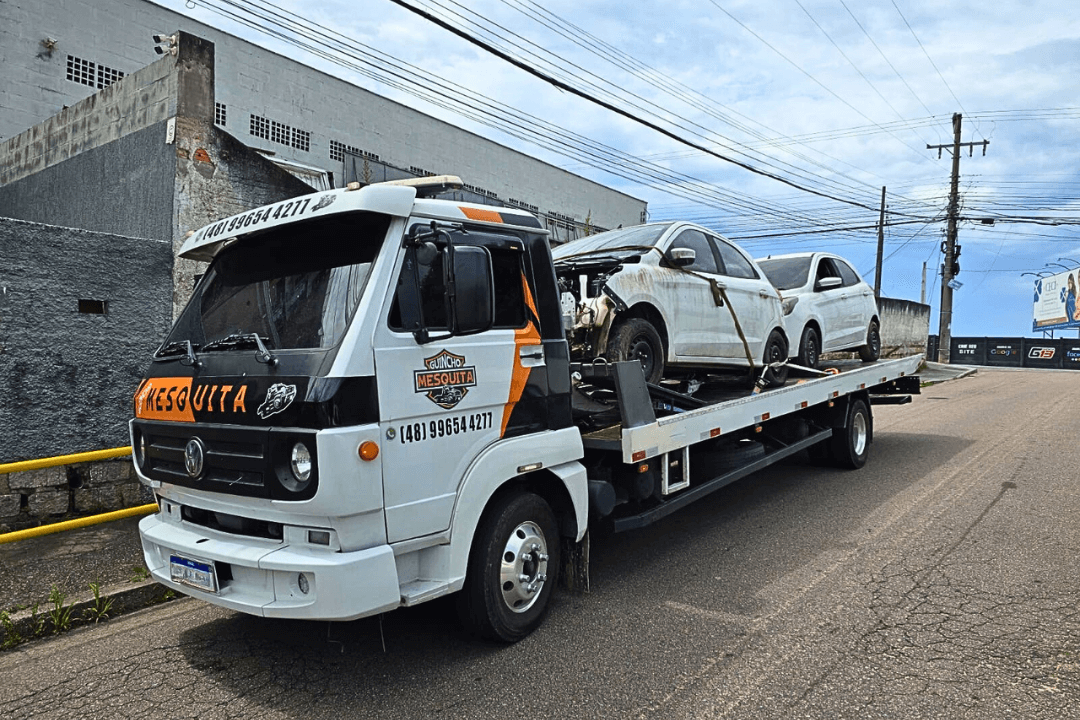 Socorro 24h realizando transporte de veículo branco com agilidade em rua de Palhoça.